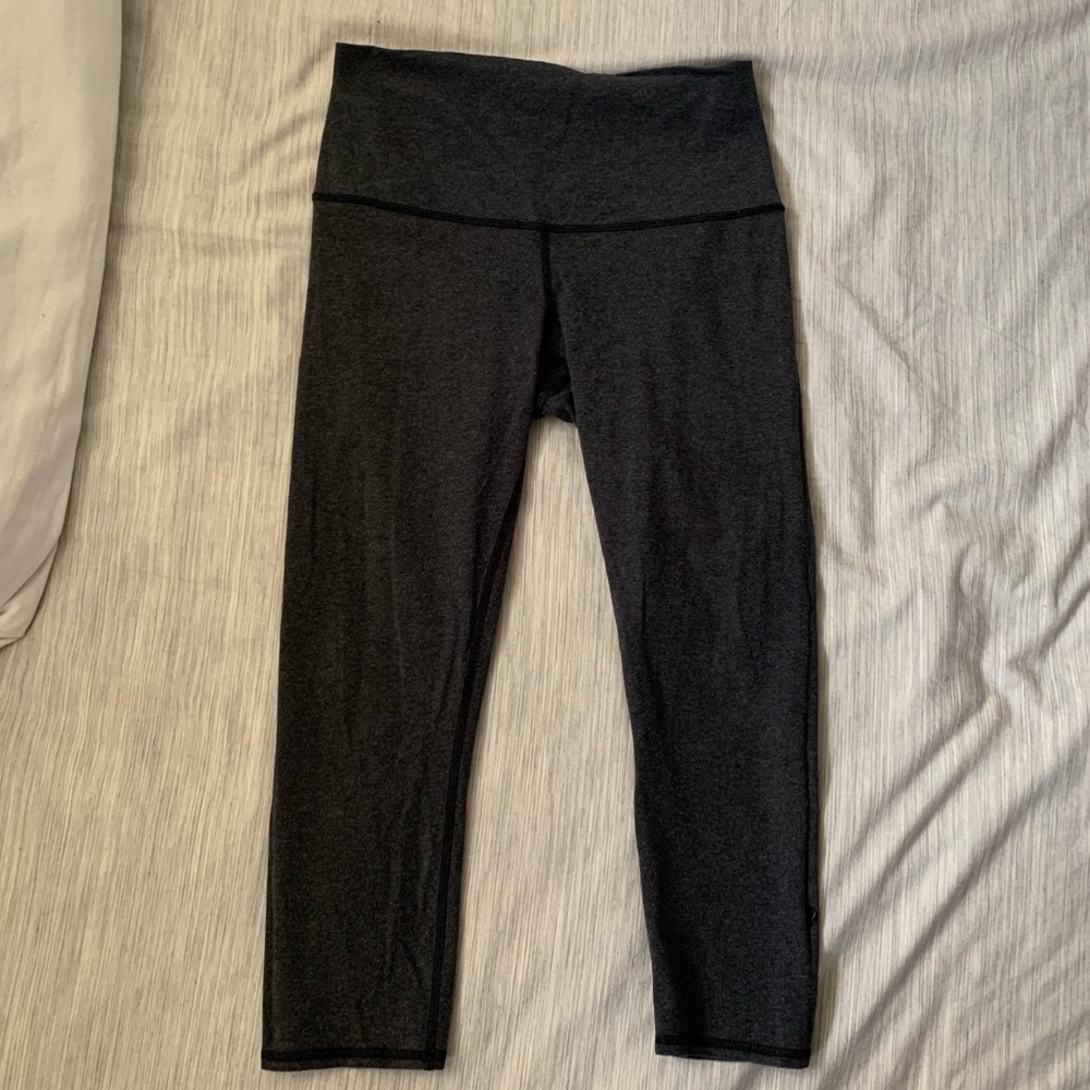Lululemon gray crop, size 6/8 EUC